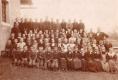 Klassenfoto ca. 1900 bis 1905 mit Pfarrer Joseph Endl (li.) und Lehrer Max Beck (re.), Foto StAH