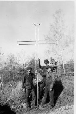 Unter fachkundiger Anleitung von Schlossermeister Matthias Fisch wurde im Graphitwerk Kropfmühl das Turmkreuz gefertigt. Mit dabei Hans Fisch (Mitte) und Josef Url.